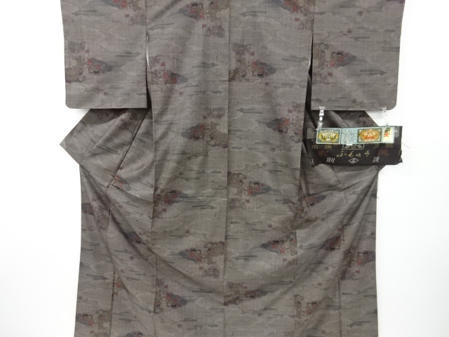 リサイクル　未使用品　窪田織物製　雲に家屋・草花模様織り出し本場泥大島紬着物(7マルキ)